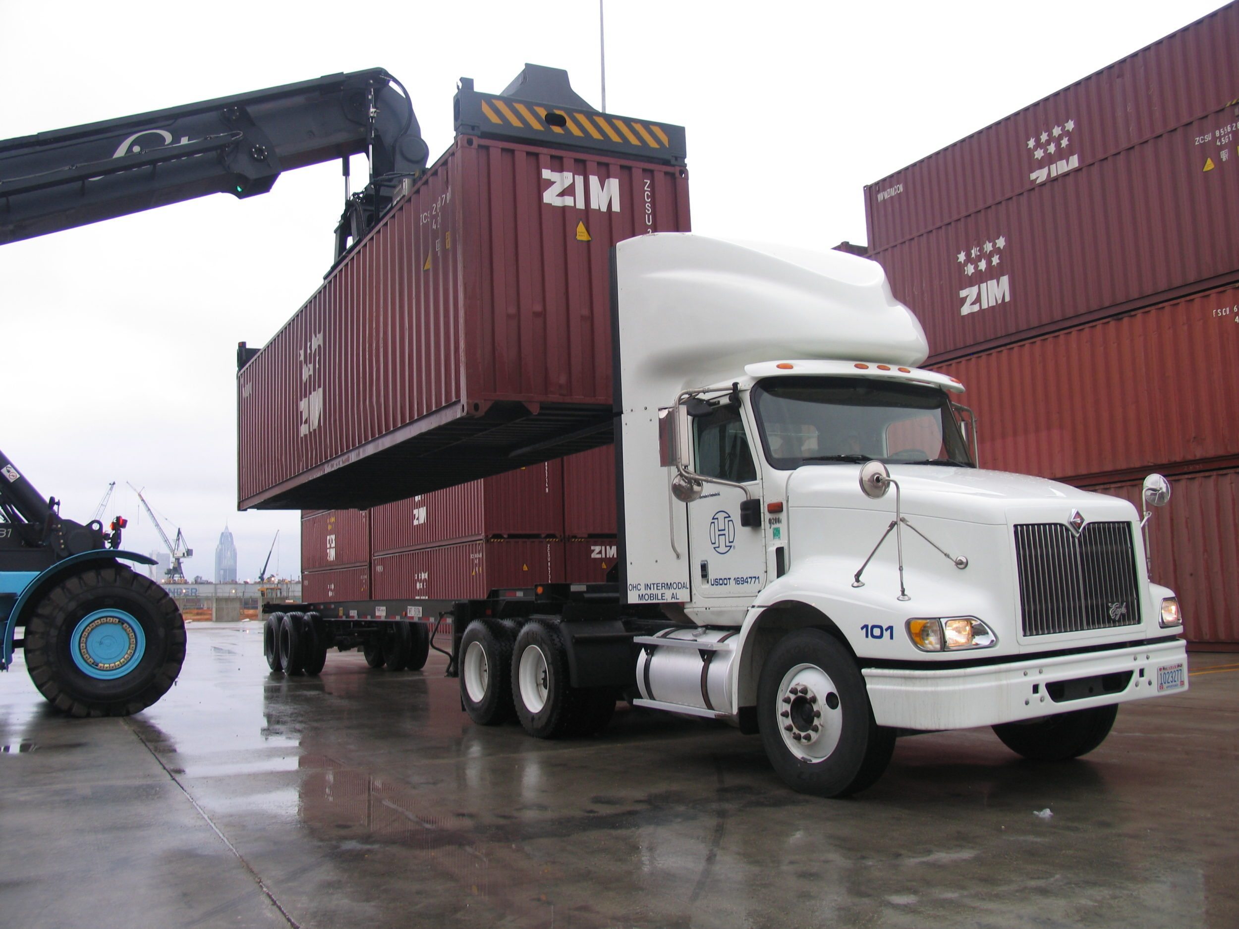 OHC TRUCK PICKING UP CONTAINER